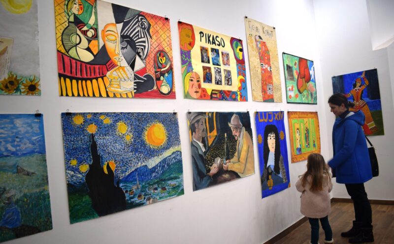 Изложба бајинобаштанских гимназијалаца 01