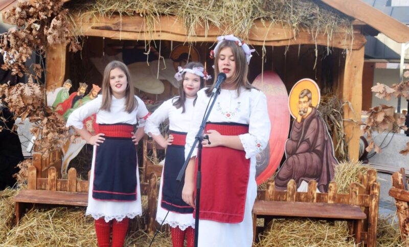 Пригодне божићне песме извеле су  Марта Малиџан, Милица Малешевић и Миона Малиџан